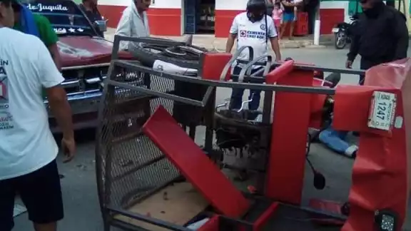 Así quedó el mototaxi luego del siniestro Así quedó el mototaxi luego del siniestro