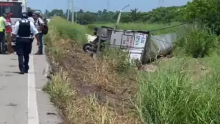El tráiler quedó a un costado de la carretera