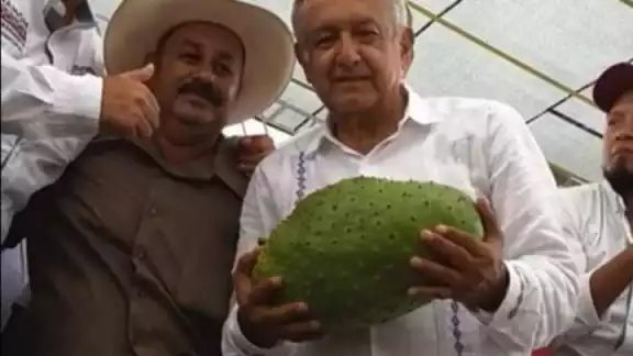 En una visita del Presidente, "El Chile", como era conocido", le regaló una guanábana de su cosecha En una visita del Presidente, "El Chile", como era conocido", le regaló una guanábana de su cosecha