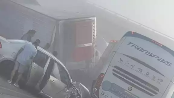 El accidente se originó por conducir a exceso de velocidad con la presencia de bancos de neblina