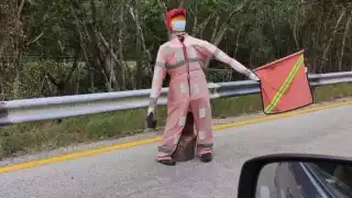 Automovilistas se sorprendieron del ingenio de los trabajadores para avisar sobre los trabajos