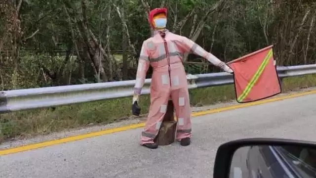 Automovilistas se sorprendieron del ingenio de los trabajadores para avisar sobre los trabajos