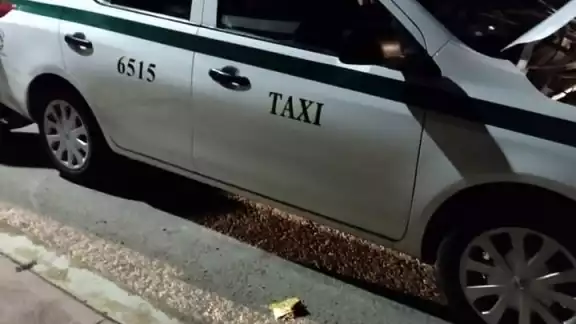 Este fue el taxi baleado cerca de Kantunilkín Este fue el taxi baleado cerca de Kantunilkín