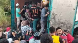 Pobladores de comunidades vecinas corrieron hasta el lugar del accidente para intentar agarrar algo de mercancía que se arrebataban