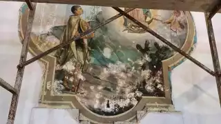 Al desmontar una pieza del muro y bajar representaciones pictóricas instaladas en la iglesia vieron las reliquias