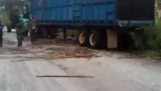 Se vuelca camión cañero en carretera Ucum-La Unión, Chetumal