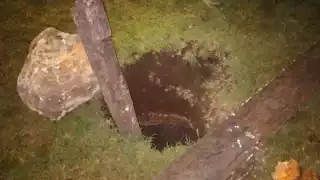 El socavón tiene dos metros de hondo y cerca de 50 centímetros de diámetro.