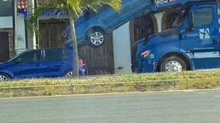 Un vehículo que era transportado en una 'madrina' cayó sobre otro auto en Chetumal