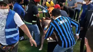 En pleno juego miles de aficionados del atlas, entre ellos, familias, niños y jóvenes corrieron hacia el campo para resguardarse