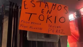 El adulto mayor colocó un letrero hecho a mano en su puesto del mercado Benito Juárez, en Jojutla, Morelos