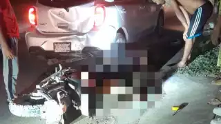 Motociclista se impacta contra auto estacionado por conducir a exceso de velocidad en Chetumal