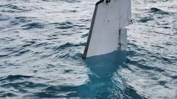 La cola de la avioneta quedó fuera del agua, a plena vista La cola de la avioneta quedó fuera del agua, a plena vista