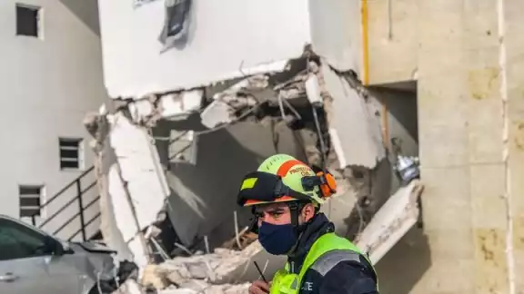 Los vecinos que habitan en las casas aledañas a donde se registró el siniestro, evacuaron sus casas Los vecinos que habitan en las casas aledañas a donde se registró el siniestro, evacuaron sus casas