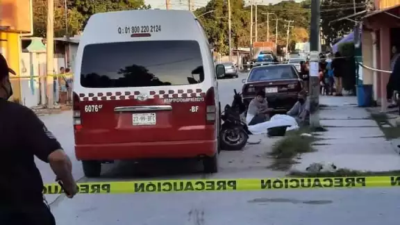 Los pasajeros mencionaron el joven seguía con vida tras el percance, pero falleció a los 15 minutos
