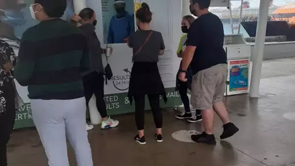Fue el 60 por ciento de un total de 2 mil pruebas rápidas aplicadas en visitantes internacionales en Cozumel, las que han salido con resultado positivo Fue el 60 por ciento de un total de 2 mil pruebas rápidas aplicadas en visitantes internacionales en Cozumel, las que han salido con resultado positivo