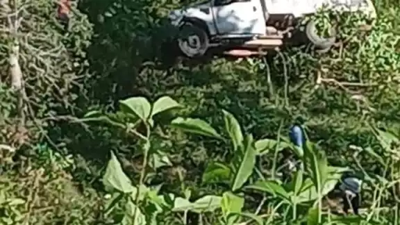 Tres muertos y ocho heridos dejó la volcadura de un camión que llevaba votantes para la consulta de Revocación de Mandato en Chiapas. Tres muertos y ocho heridos dejó la volcadura de un camión que llevaba votantes para la consulta de Revocación de Mandato en Chiapas.