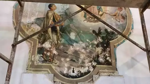 Al desmontar una pieza del muro y bajar representaciones pictóricas instaladas en la iglesia vieron las reliquias Al desmontar una pieza del muro y bajar representaciones pictóricas instaladas en la iglesia vieron las reliquias