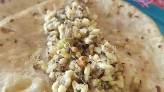 Los tacos de larvas de 'ek' se acompañan con chile tamulado y limón