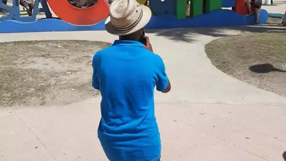 Una gran cantidad de turistas, la mayoría nacionales, utilizan la leyenda “Cozumel” para llevarse un recuerdo de la Isla de las Golondrinas Una gran cantidad de turistas, la mayoría nacionales, utilizan la leyenda “Cozumel” para llevarse un recuerdo de la Isla de las Golondrinas