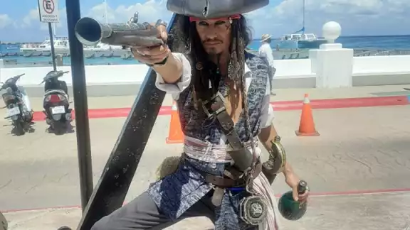 Su imagen fue inspirada en el personaje de Jack Sparrow, de la película “Piratas del Caribe Su imagen fue inspirada en el personaje de Jack Sparrow, de la película “Piratas del Caribe