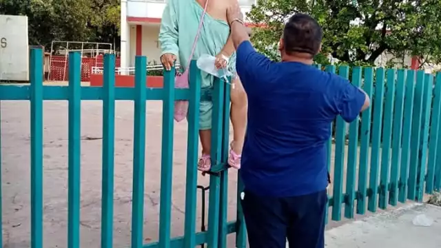 La mujer intentó saltar de una reja; algunos pensaban que se encontraba en un área COVID