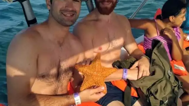 Los turistas posaron con una de ellas en la embarcación