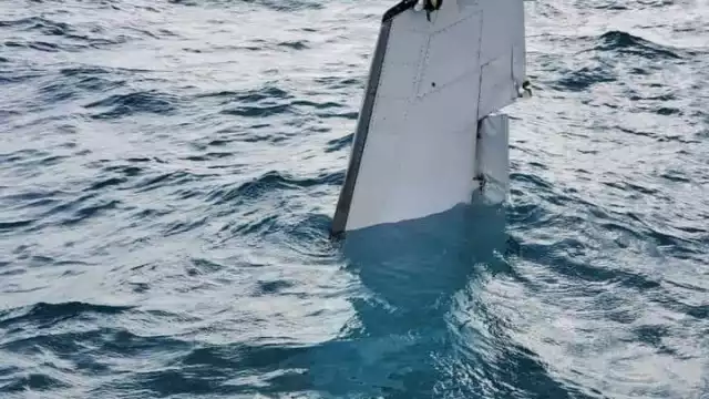 La cola de la avioneta quedó fuera del agua, a plena vista