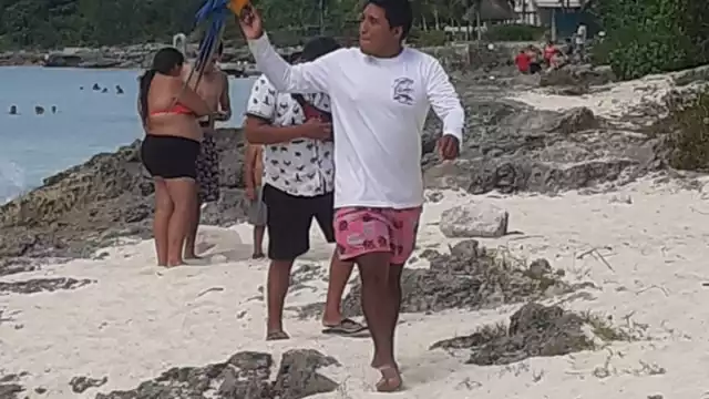Los explotadores abordan a los asistentes al balneario “Las Rocas”, ofreciendo una fotografía familiar por 100 pesos