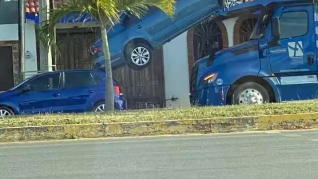 Un vehículo que era transportado en una "madrina" cayó sobre otro auto en Chetumal