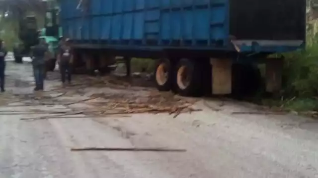 Se vuelca camión cañero en curva de Chetumal
