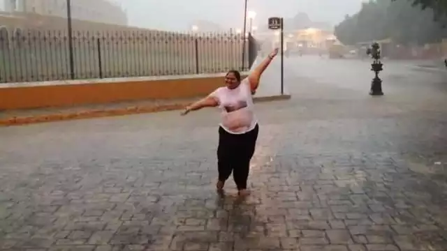 Ayer jueves se registró una intensa lluvia en el Pueblo Mágico de Izamal, por lo que la candidata Kathy Karam no quiso desaprovechar la ocasión para bañarse