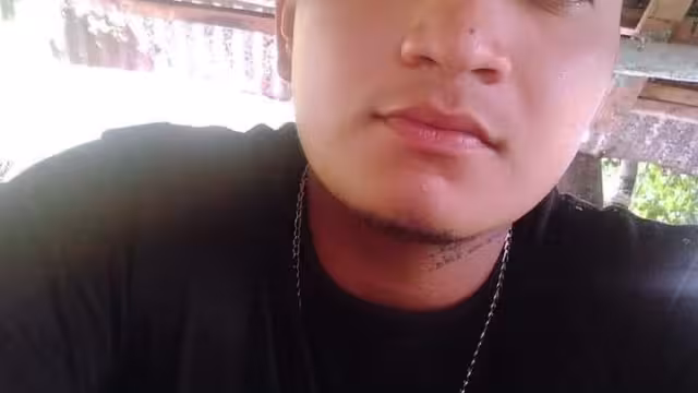 El joven conducía una motocicleta de color negro, sin placas de circulación