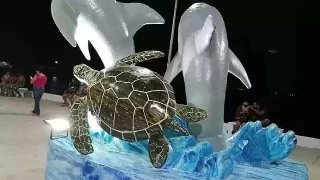 Entre las mejoras hechas en el área resalta la instalación de unos delfines emergiendo del agua y un enorme caracol