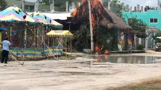 El restaurante terminó envuelto en llamas, por lo que la palapa principal fue consumida por el fuego