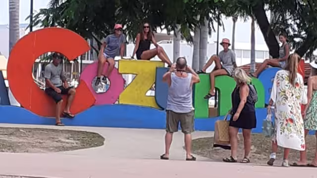 En las últimas semanas aumentó la presencia de niños de entre 10 y 13 años de edad que hostigan a turistas para que les compren flores o les regalen cosas