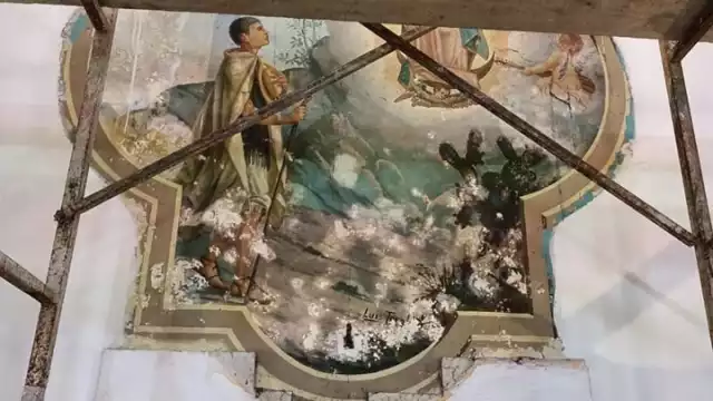 Al desmontar una pieza del muro y bajar representaciones pictóricas instaladas en la iglesia vieron las reliquias