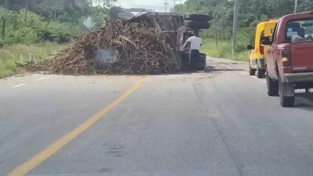 Al lugar llegaron Elementos de la Guardia Nacional, División Caminos con apoyo de maquinarias