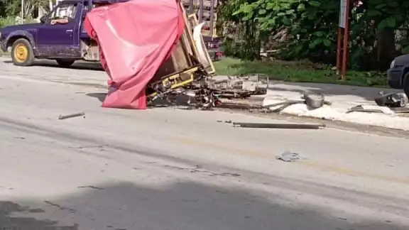 El mototaxi quedó prácticamente inservible al ser golpeado por alcance por el Chevrolet El mototaxi quedó prácticamente inservible al ser golpeado por alcance por el Chevrolet