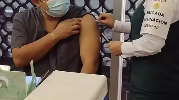 Ya comenzaron a aplicar la dosis al personal de salud