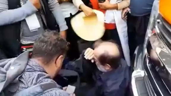Epigmenio Ibarra se desploma en marcha de AMLO, se empezó a sentir mal