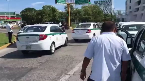 Taxistas de Cancún toman avenida de la ciudad, bloqueando acceso a la Zona Hotelera Taxistas de Cancún toman avenida de la ciudad, bloqueando acceso a la Zona Hotelera