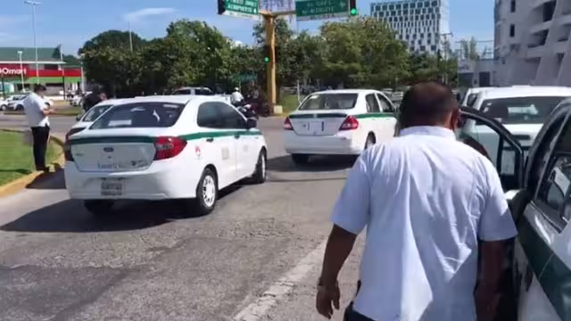 Taxistas de Cancún toman avenida de la ciudad, bloqueando acceso a la Zona Hotelera