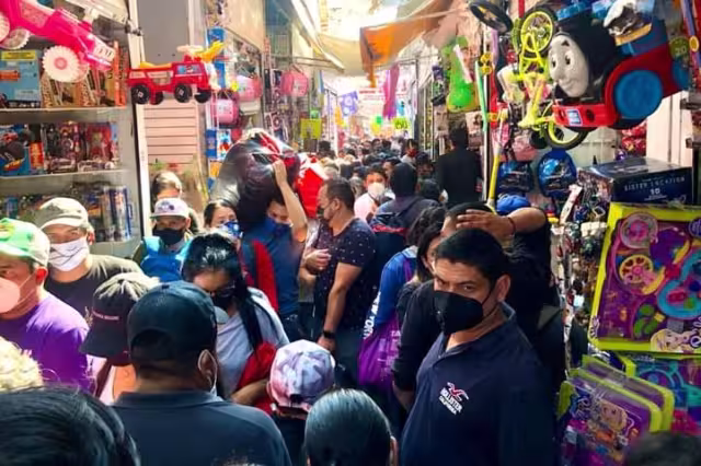 Así es como luce este callejón en la CDMX lleno de juguetes
