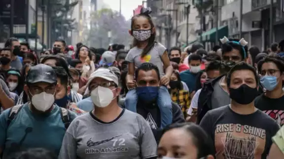 A pesar del aumento de casos positivos, el subsecretario de Salud reconoce que los casos graves han disminuido en comparación a olas pasadas.