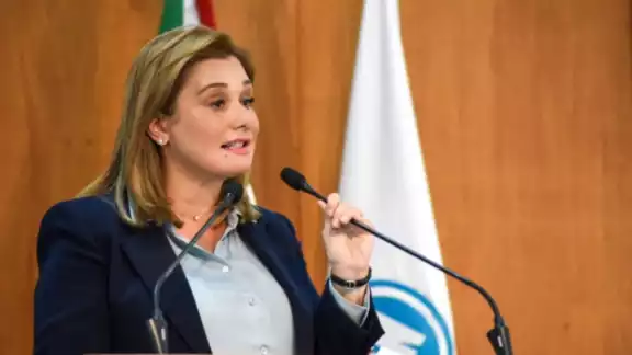Maru Campos, gobernadora de Chihuahua, fue internada esta mañana en el Hospital Star Médica, de Ciudad Juárez, luego de sufrir una caída que provocó una lesión en la mano