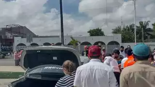 Mujer olvida las llaves y a su bebé adentro del auto en Cancún