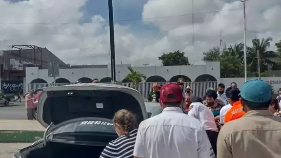 El bebé quedó varios minutos sólo en el interior del automóvil El bebé quedó varios minutos sólo en el interior del automóvil