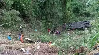 Un autobús que transportaba migrantes venezolanos se precipitó por un barranco cerca de Bucaramanga, Colombia.