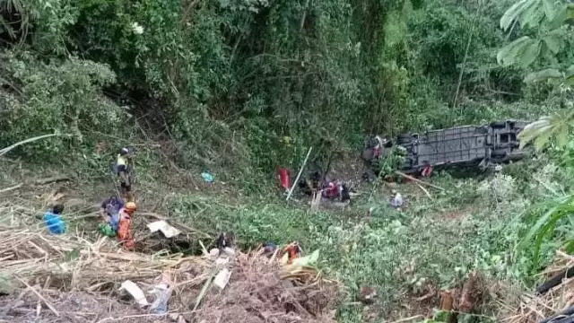 Un autobús que transportaba migrantes venezolanos se precipitó por un barranco cerca de Bucaramanga, Colombia.