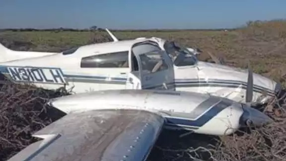 La avioneta era manejada por un hombre La avioneta era manejada por un hombre